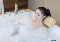 frau-nimmt-schaumbad-und-spielt-in-der-badewanne-700-121667256